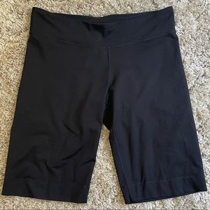 ZELLA Black Athletic Stretchy Work Out Bermuda Knee Length Shorts Size 12